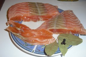 Процесс засолки красной рыбы